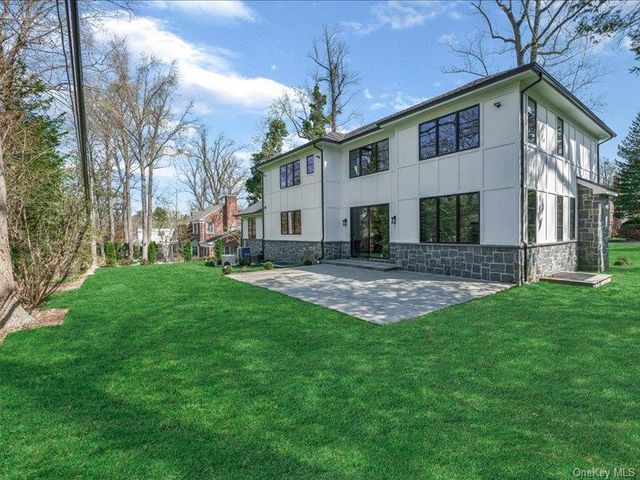 22 OLD FIELD Lane, Great Neck, NY 11020