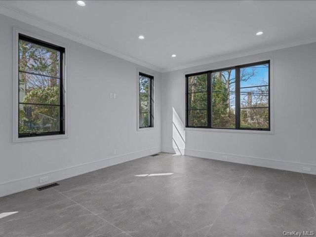 22 OLD FIELD Lane, Great Neck, NY 11020