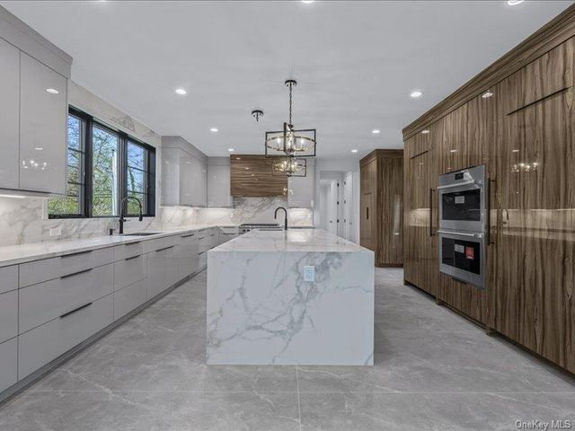 22 OLD FIELD Lane, Great Neck, NY 11020