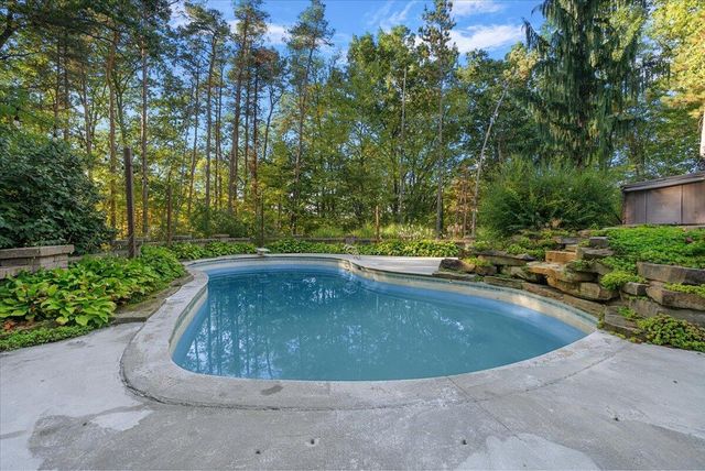 7160 Hawick Court, Belmont, MI 49306