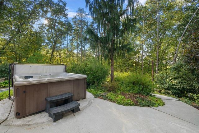 7160 Hawick Court, Belmont, MI 49306