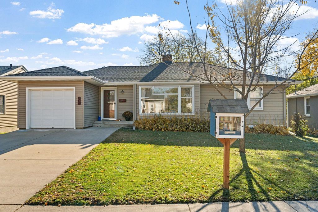 808 Stoughton Avenue, Chaska, MN 55318