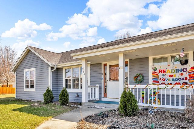 211 E Larson LANE, Oak Creek, WI 53154