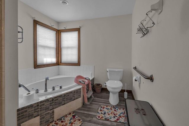 211 E Larson LANE, Oak Creek, WI 53154