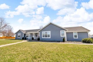 211 E Larson LANE, Oak Creek, WI 53154