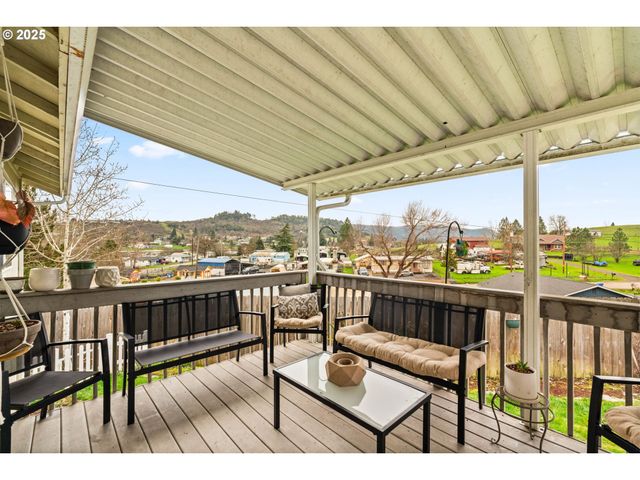 277 ARMANDE Loop, Roseburg, OR 97470