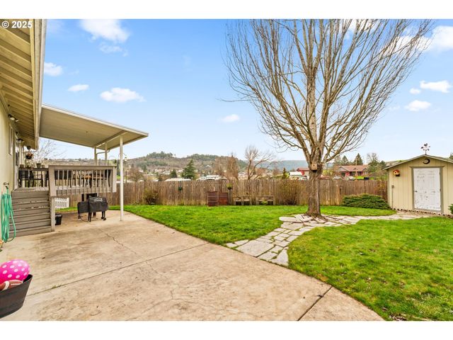 277 ARMANDE Loop, Roseburg, OR 97470