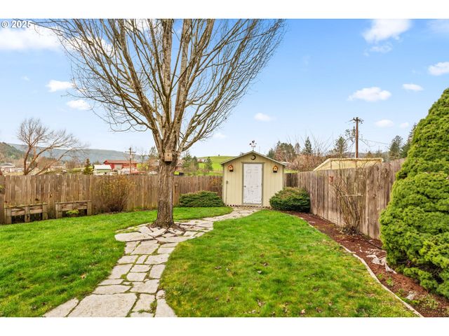 277 ARMANDE Loop, Roseburg, OR 97470