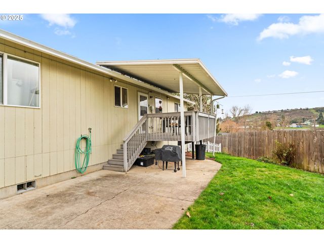 277 ARMANDE Loop, Roseburg, OR 97470