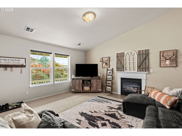 277 ARMANDE Loop, Roseburg, OR 97470