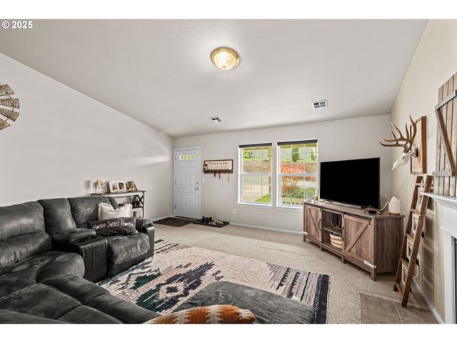 277 ARMANDE Loop, Roseburg, OR 97470