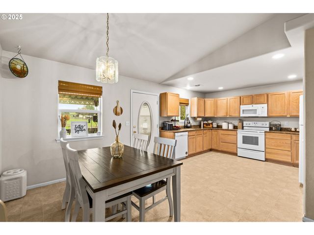 277 ARMANDE Loop, Roseburg, OR 97470