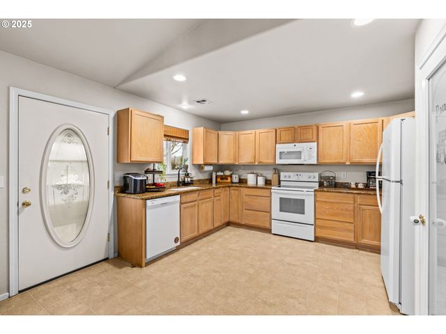 277 ARMANDE Loop, Roseburg, OR 97470