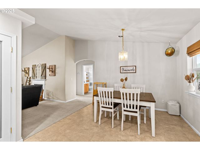 277 ARMANDE Loop, Roseburg, OR 97470