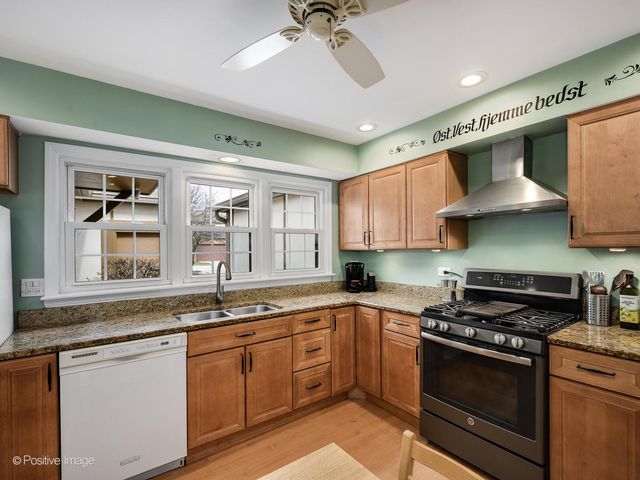 1150 Oakview Drive, Wheaton, IL 60187