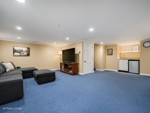 1150 Oakview Drive, Wheaton, IL 60187