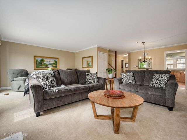 1150 Oakview Drive, Wheaton, IL 60187