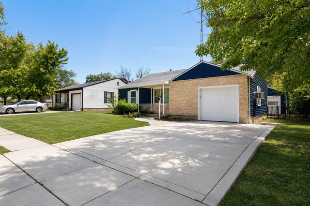 3609 E Countryside Plz, Wichita, KS 67218