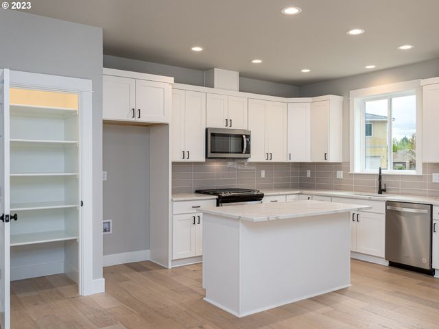 336 SUNDAY Dr, Creswell, OR 97426