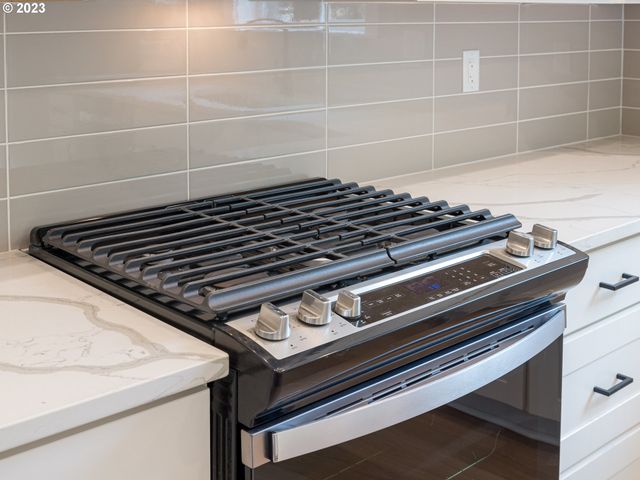 336 SUNDAY Dr, Creswell, OR 97426