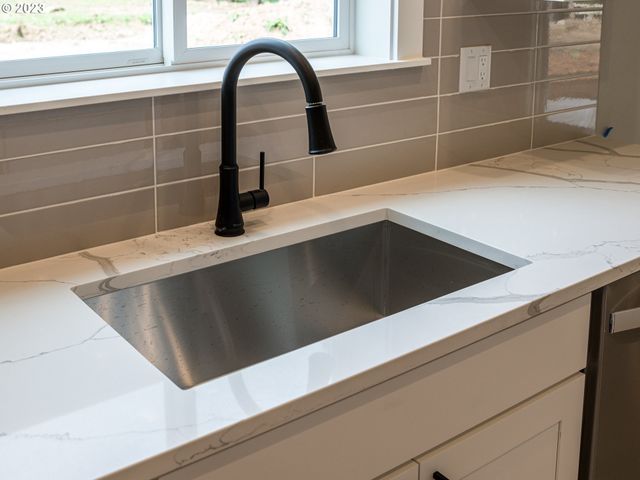 336 SUNDAY Dr, Creswell, OR 97426