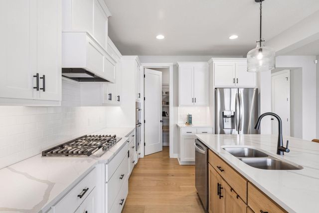 5019 Airlake Drive, Woodbury, MN 55129