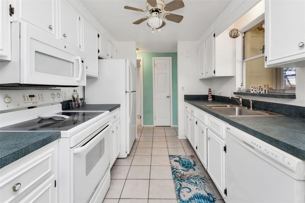 Image 14 of property listing at 526 GRANT ROAD, Venice, FL 34293