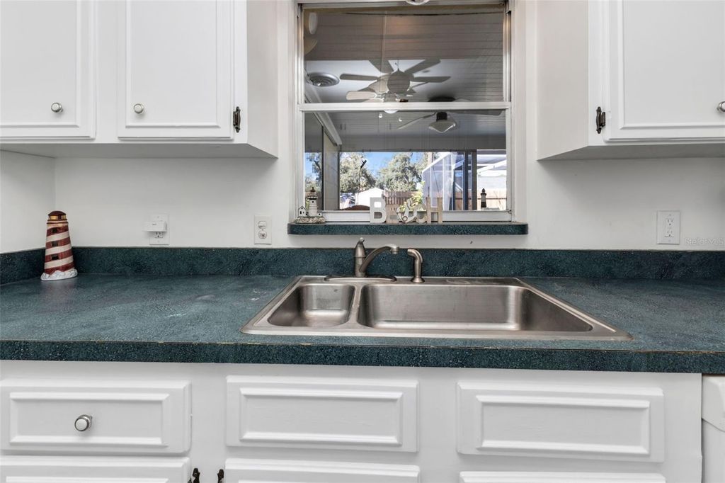 Image 15 of property listing at 526 GRANT ROAD, Venice, FL 34293