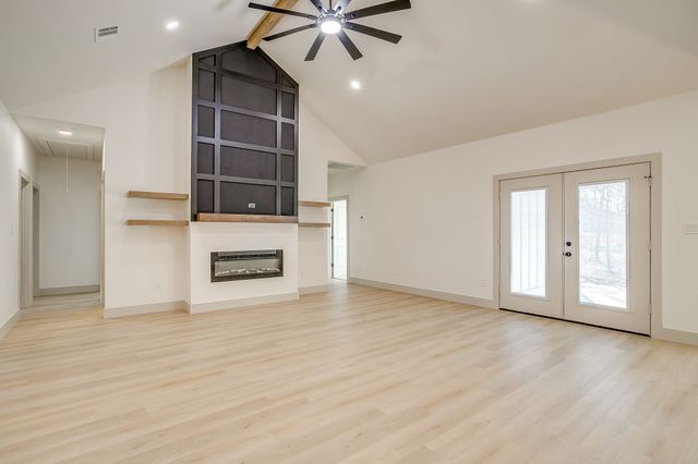 725 Haynie Drive, Runaway Bay, TX 76426