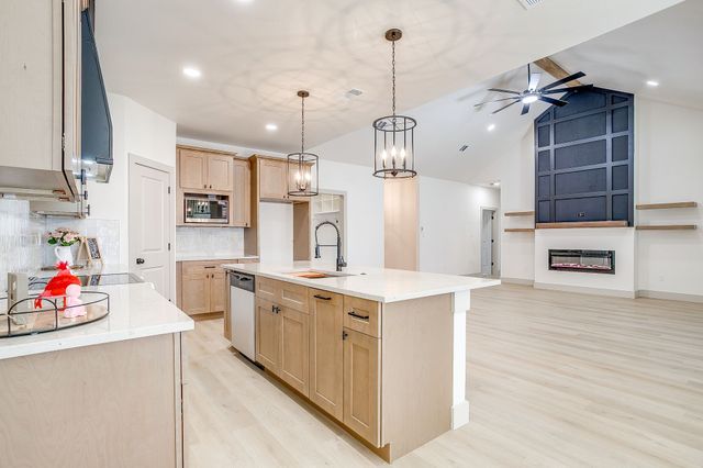 725 Haynie Drive, Runaway Bay, TX 76426