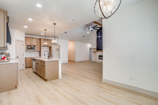 725 Haynie Drive, Runaway Bay, TX 76426