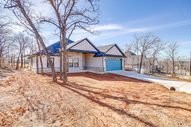 725 Haynie Drive, Runaway Bay, TX 76426