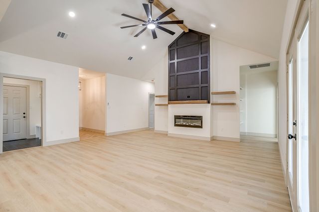 725 Haynie Drive, Runaway Bay, TX 76426