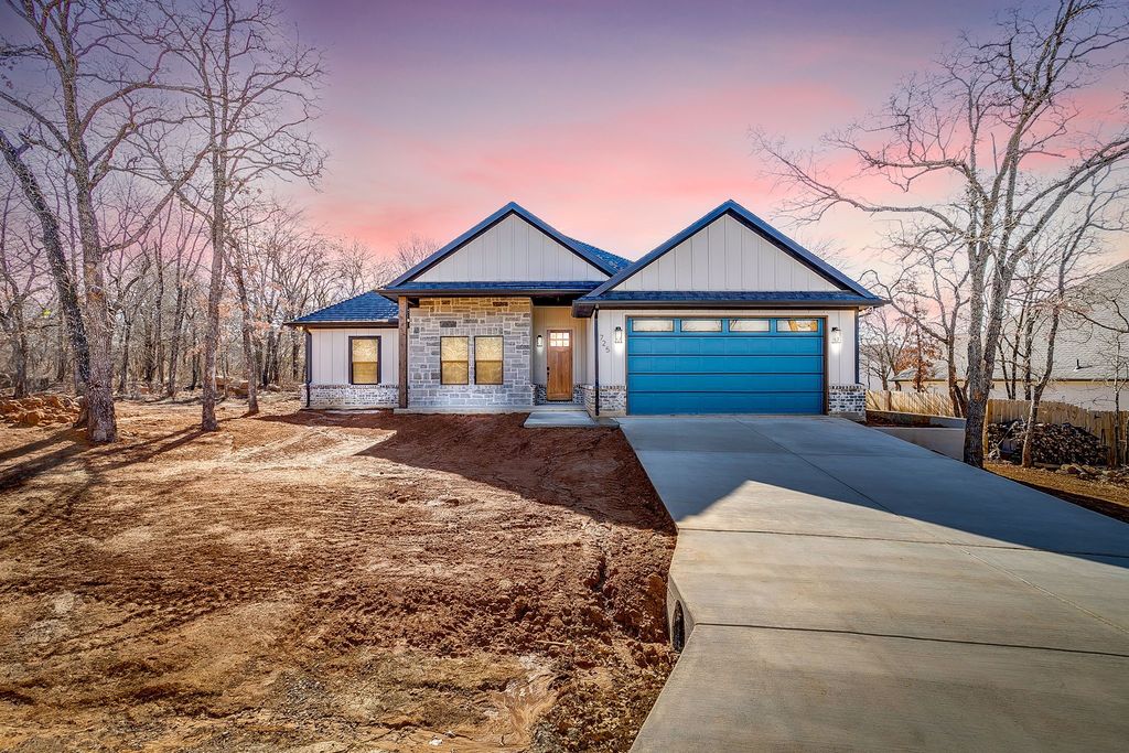 725 Haynie Drive, Runaway Bay, TX 76426