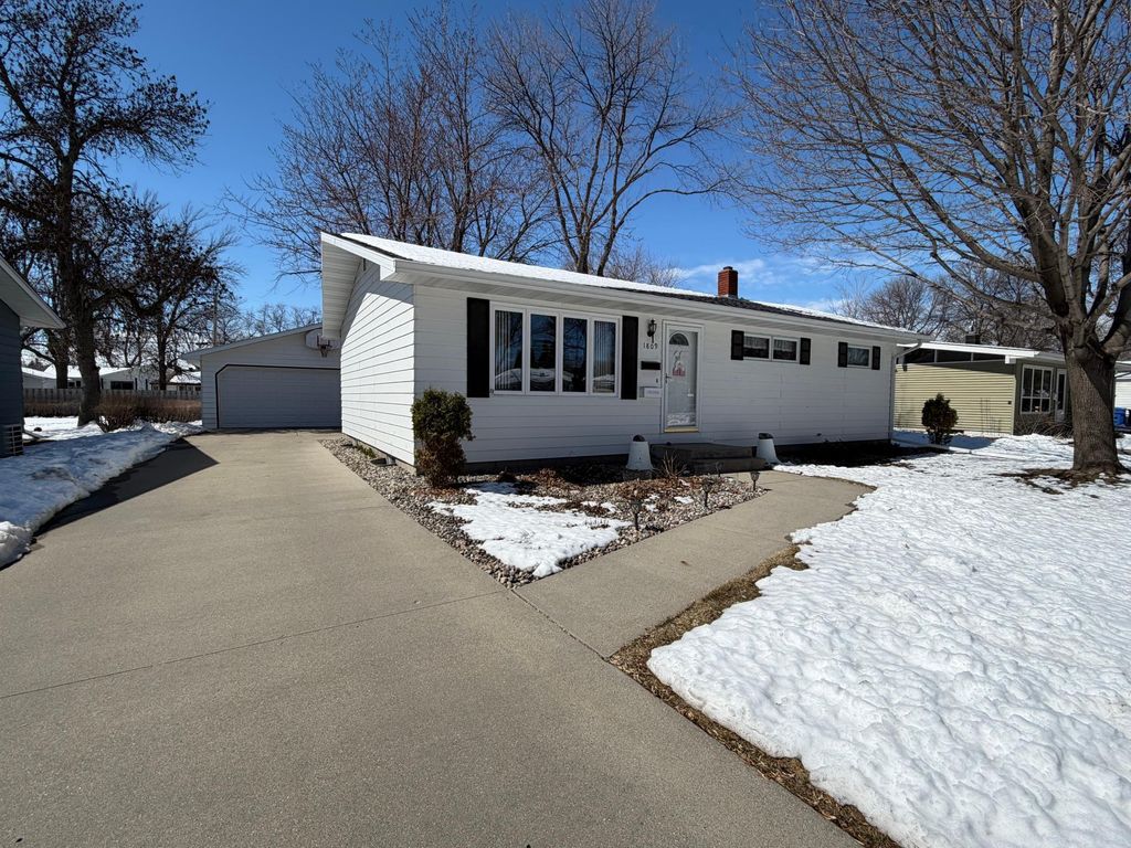 1809 15th Street S, Fargo, ND 58103