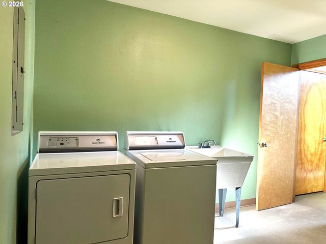 277 N DOLPHIN St, Rockaway Beach, OR 97136