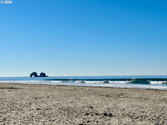 277 N DOLPHIN St, Rockaway Beach, OR 97136