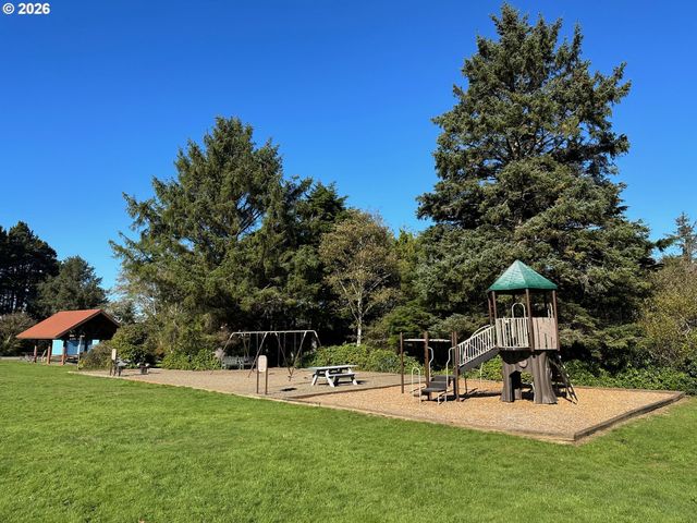 277 N DOLPHIN St, Rockaway Beach, OR 97136