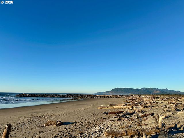 277 N DOLPHIN St, Rockaway Beach, OR 97136