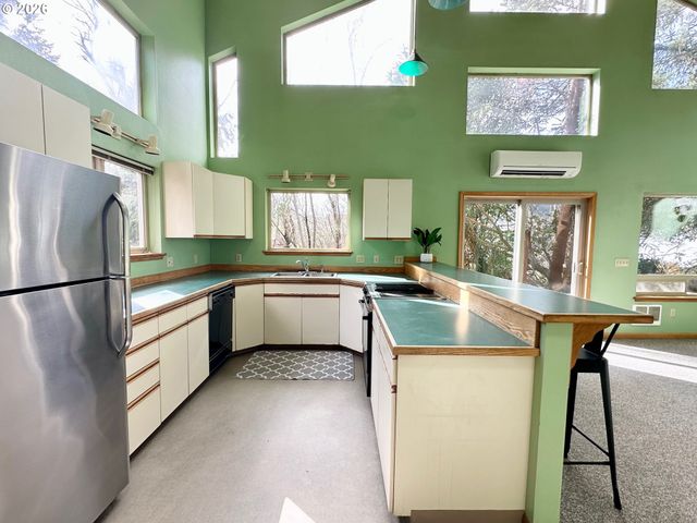 277 N DOLPHIN St, Rockaway Beach, OR 97136