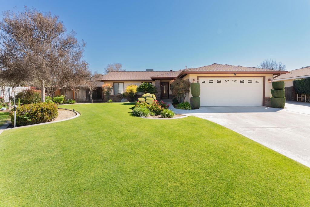 Image 1 of property listing at 10200 Wayland Court, Bakersfield, CA 93312