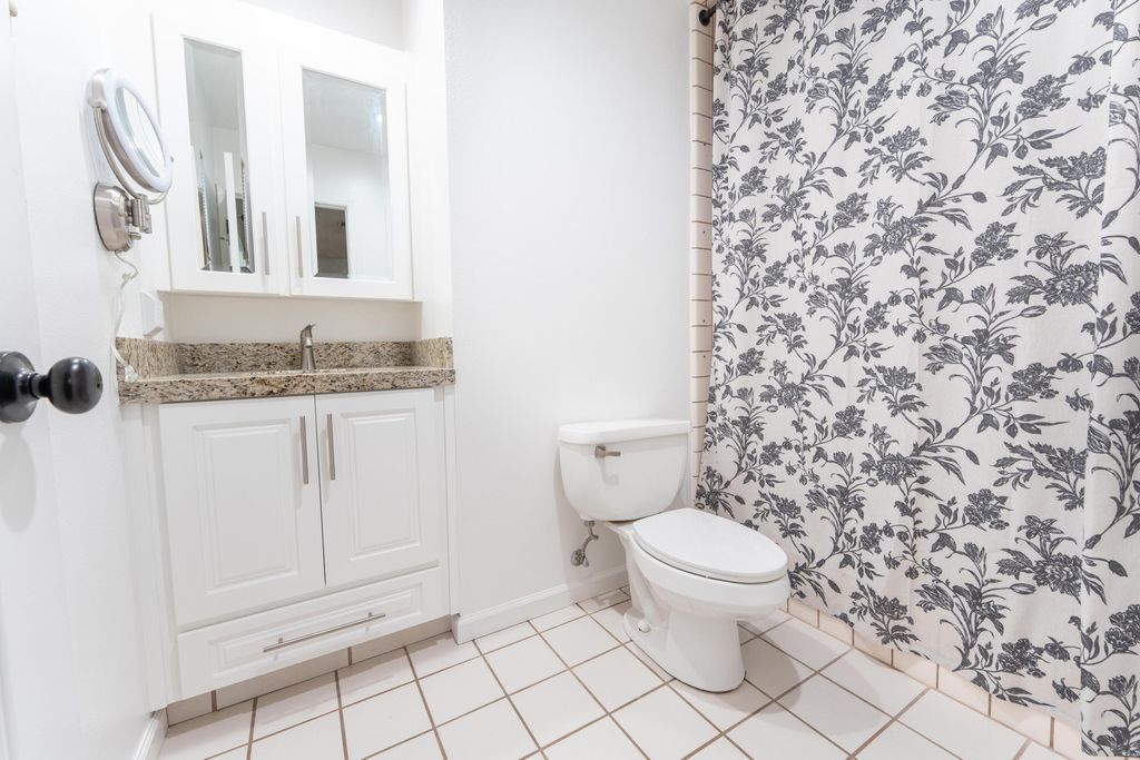 Image 12 of property listing at 10200 Wayland Court, Bakersfield, CA 93312