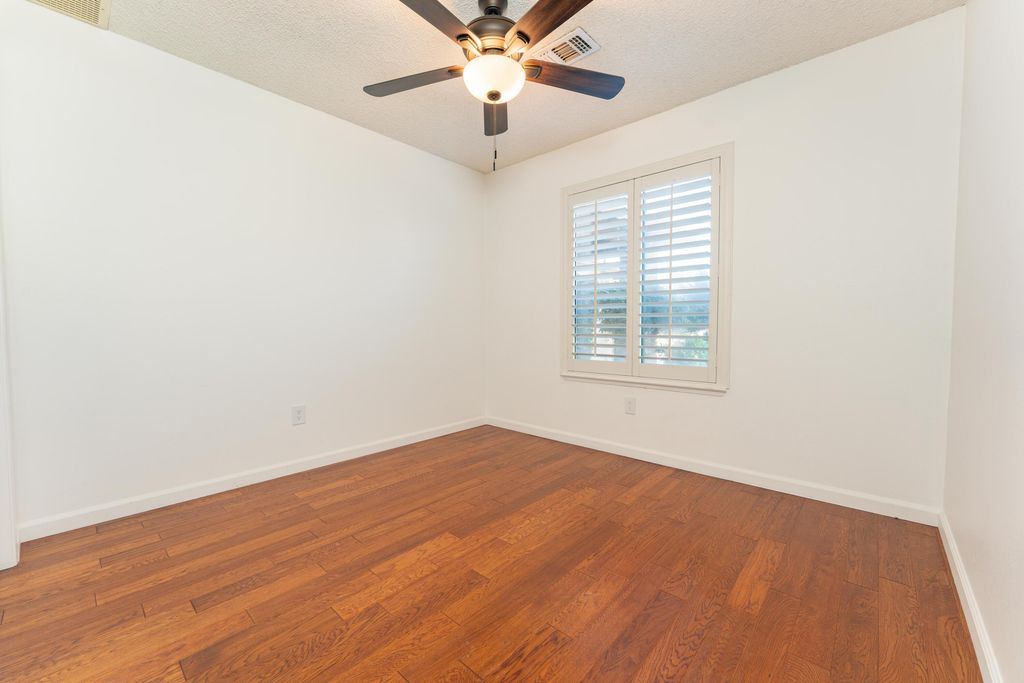 Image 13 of property listing at 10200 Wayland Court, Bakersfield, CA 93312