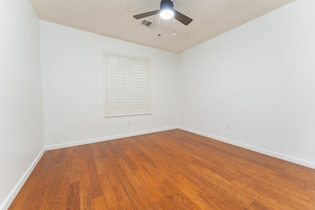 Image 15 of property listing at 10200 Wayland Court, Bakersfield, CA 93312