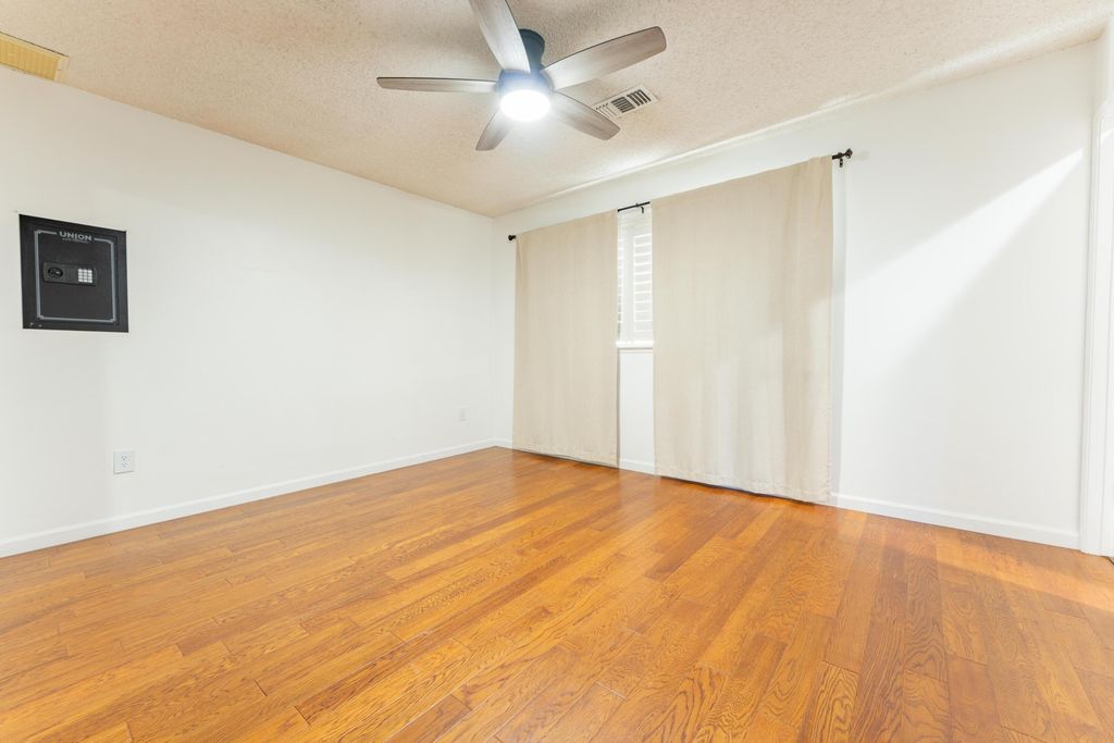 Image 16 of property listing at 10200 Wayland Court, Bakersfield, CA 93312