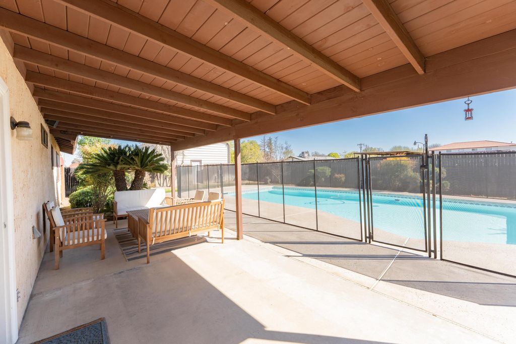 Image 17 of property listing at 10200 Wayland Court, Bakersfield, CA 93312