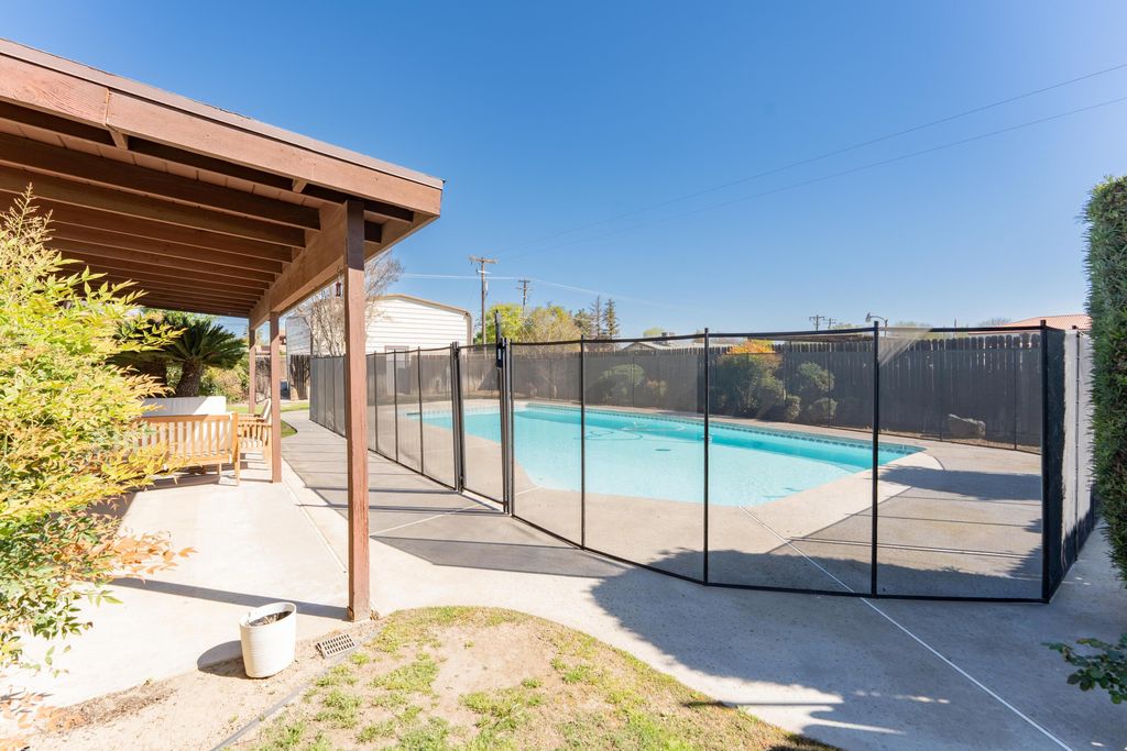 Image 18 of property listing at 10200 Wayland Court, Bakersfield, CA 93312