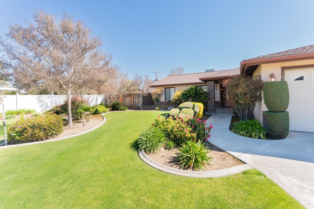 Image 2 of property listing at 10200 Wayland Court, Bakersfield, CA 93312
