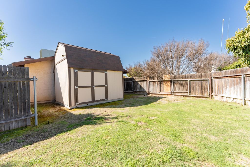 Image 21 of property listing at 10200 Wayland Court, Bakersfield, CA 93312