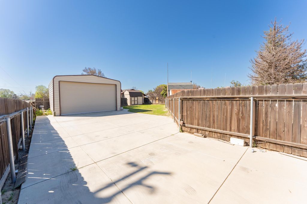 Image 23 of property listing at 10200 Wayland Court, Bakersfield, CA 93312
